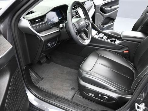 Used 2024 Jeep Grand Cherokee Limited w/ Black Appearance Package AWD/4WD image 10
