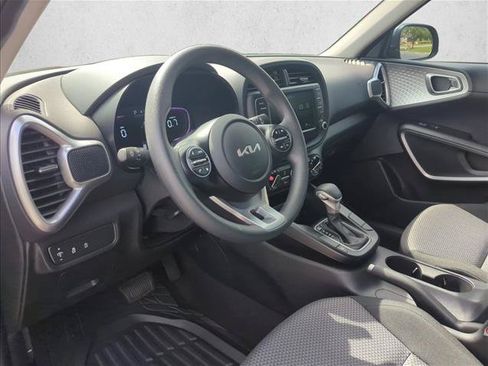 Used 2025 Kia Soul LX w/ LX Technology Package FWD image 9