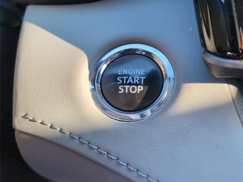 Used 2023 Toyota Highlander L image 19