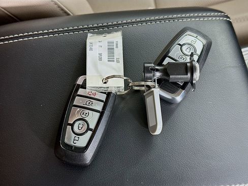 Used 2024 Ford Explorer Limited w/ Limited Technology Package AWD/4WD image 36