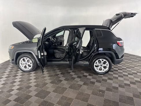 Used 2025 Jeep Compass Latitude AWD/4WD image 11