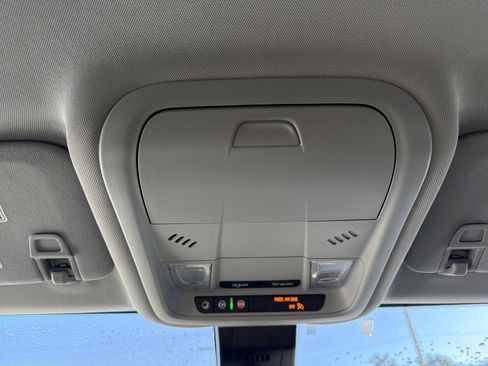 Used 2022 GMC Terrain SLE w/ Driver Convenience Package image 18