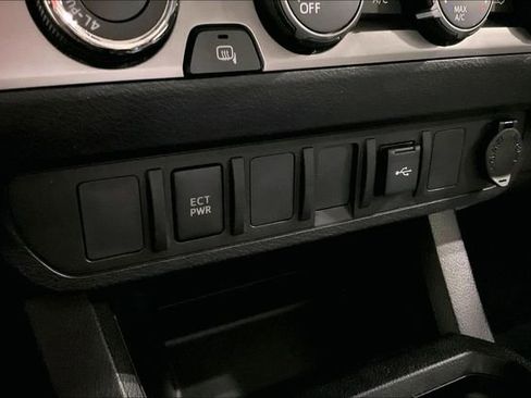 Used 2020 Toyota Tacoma SR5 AWD/4WD image 34