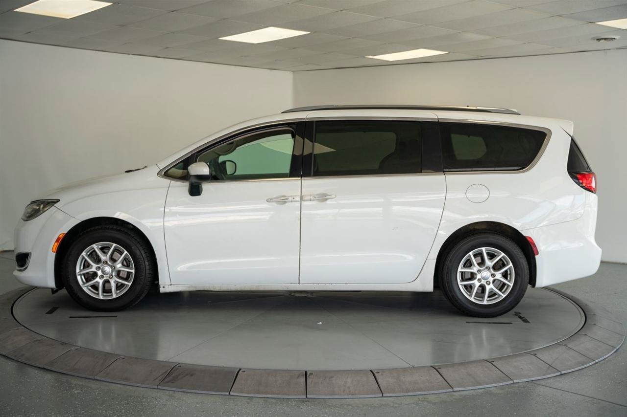 Used 2020 Chrysler Pacifica Touring-L FWD image 4