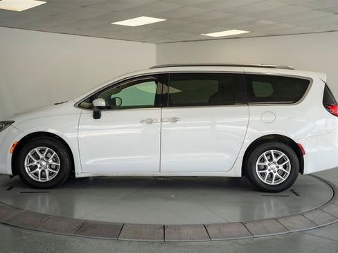 Used 2020 Chrysler Pacifica Touring-L FWD image 4