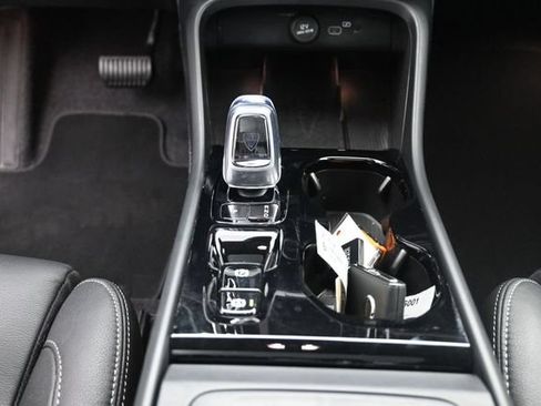 Used 2025 Volvo XC40 B5 Ultra AWD/4WD image 13