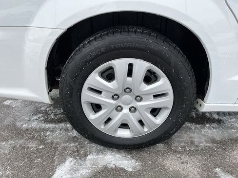 Used 2019 Dodge Grand Caravan SE w/ UConnect Hands-Free Group image 20
