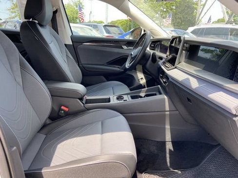 Used 2025 Volkswagen Tiguan SE AWD/4WD image 25