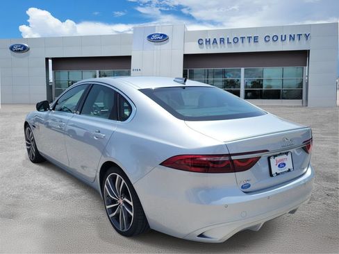 Used 2022 Jaguar XF SE RWD image 3