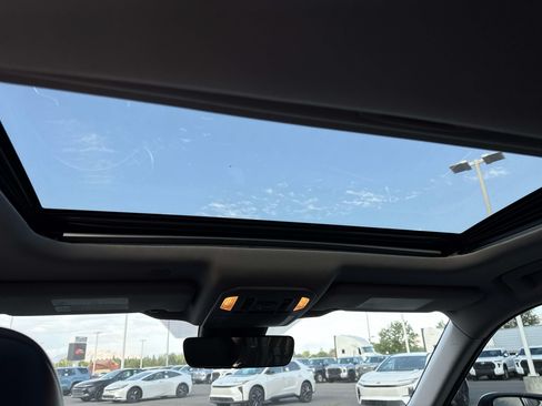 Used 2022 Toyota Highlander XLE AWD/4WD image 17