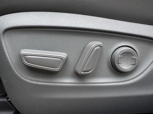 Used 2024 Toyota Highlander XLE image 25