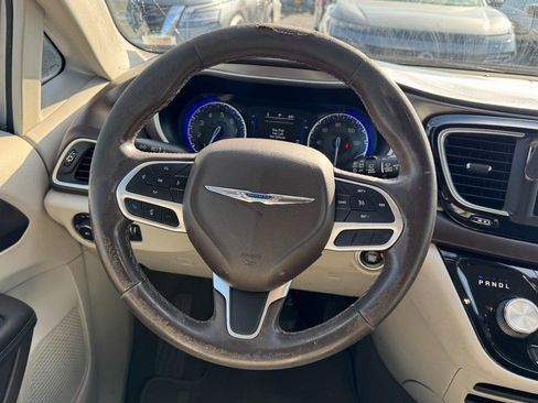 Used 2018 Chrysler Pacifica Touring-L image 12