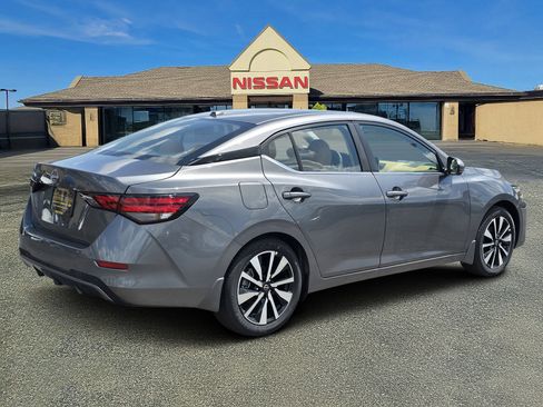 Used 2025 Nissan Sentra SV w/ SV Premium Package FWD image 4