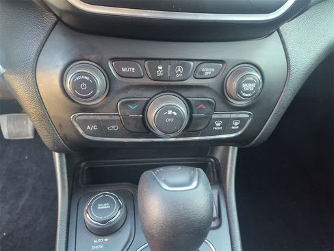 Used 2019 Jeep Cherokee Latitude w/ Popular Appearance Group image 18