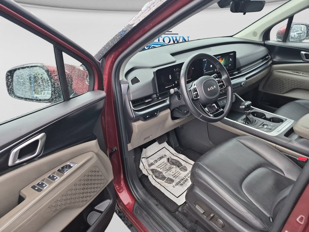 Used 2025 Kia Carnival FWD image 25