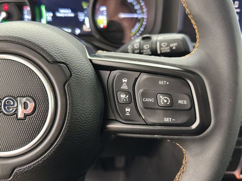 Used 2024 Jeep Wrangler Unlimited w/ Convenience Group AWD/4WD image 18