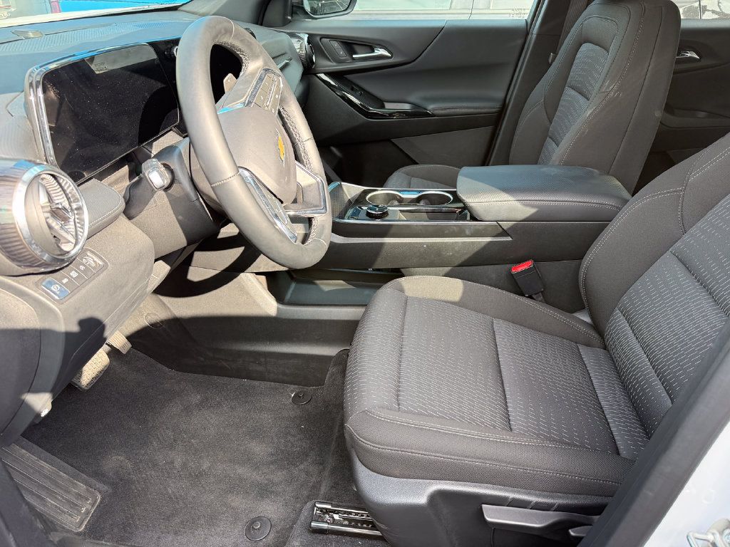Used 2026 Chevrolet Equinox LT AWD/4WD image 13
