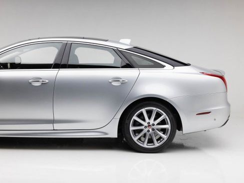 Used 2016 Jaguar XJ R-Sport image 23