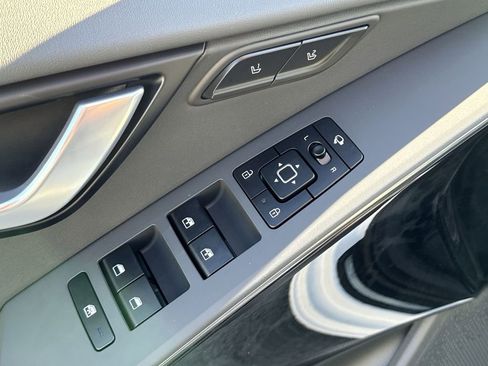 Used 2025 Kia Niro SX Touring image 21