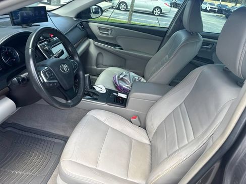Used 2017 Toyota Camry XLE w/ Moonroof Package FWD image 5