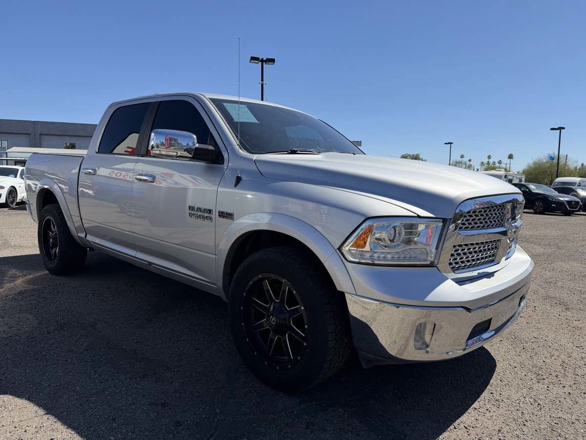 Used 2017 RAM 1500 Laramie AWD/4WD image 3