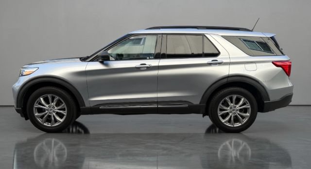 Used 2020 Ford Explorer XLT w/ Equipment Group 202A AWD/4WD image 3