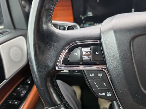 Used 2018 Lincoln Navigator L Reserve w/ Technology Package AWD/4WD image 17
