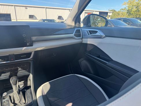 Used 2025 Volkswagen Taos SE image 35