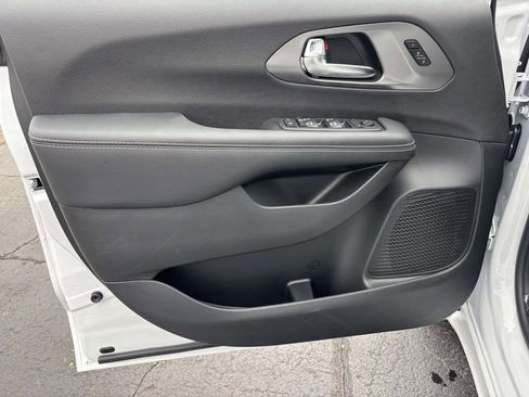 New 2026 Chrysler Pacifica Select image 17