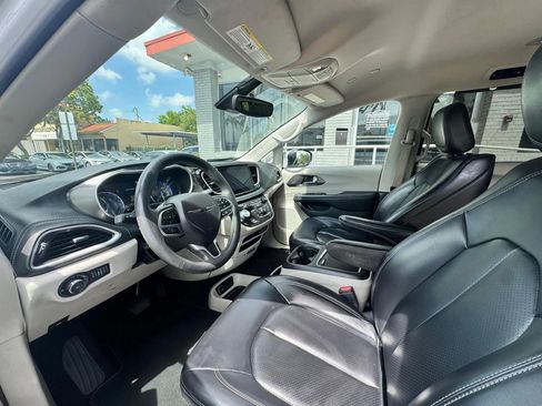 Used 2023 Chrysler Pacifica Touring-L AWD/4WD image 11