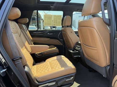 Used 2022 Cadillac Escalade Premium Luxury AWD/4WD image 13