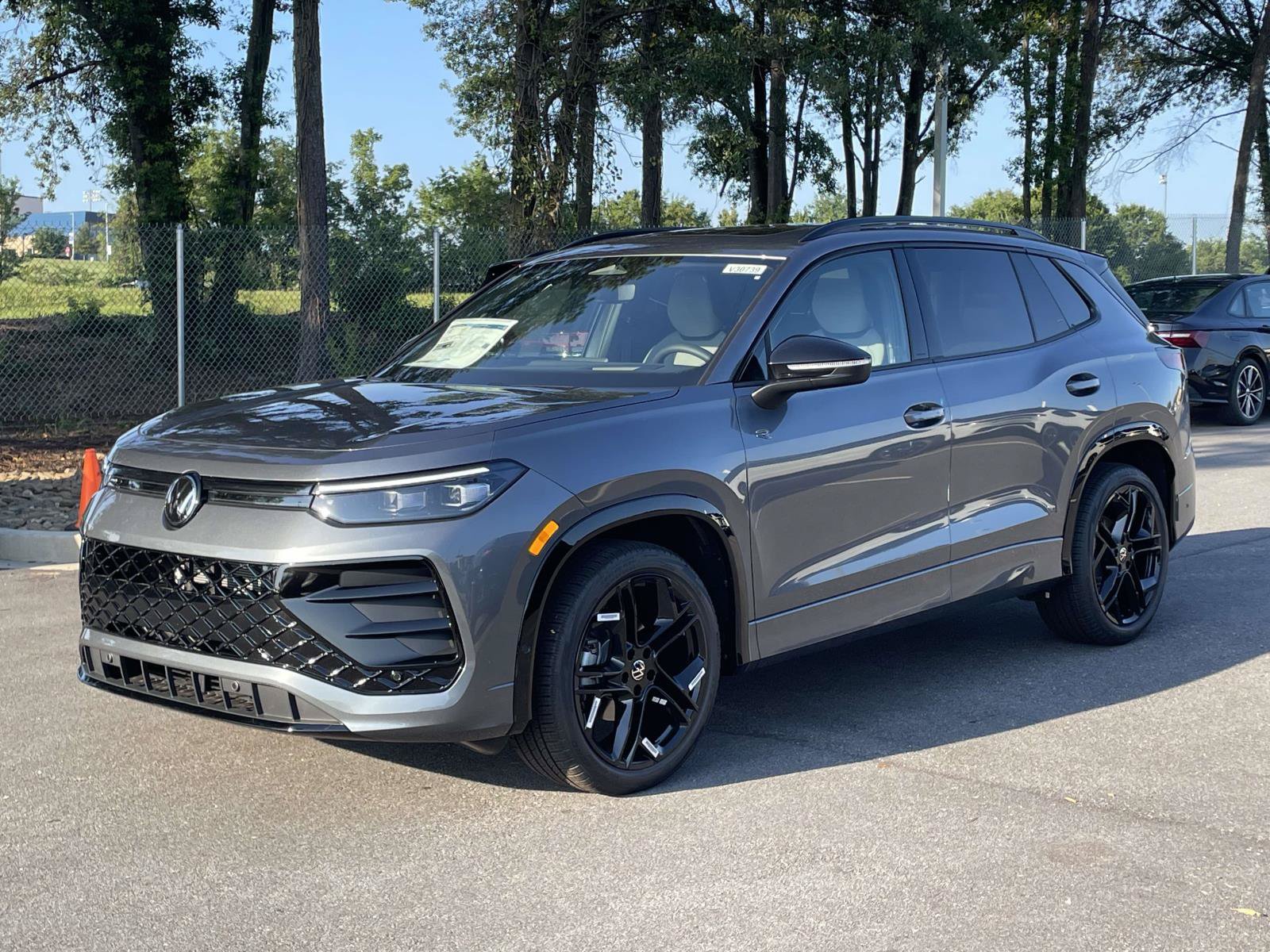 New 2026 Volkswagen Tiguan SE R-Line FWD image 3