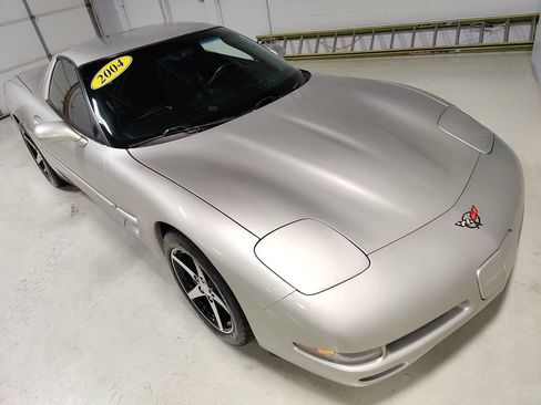 Used 2004 Chevrolet Corvette Coupe w/ Preferred Equipment Group RWD image 2