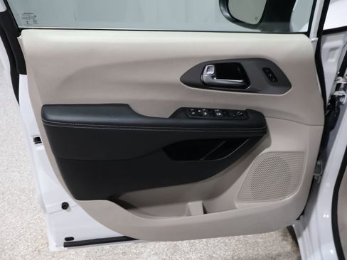 Used 2023 Chrysler Pacifica Touring-L image 13