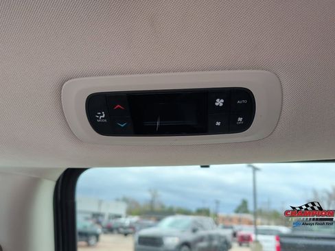 Used 2018 Chrysler Pacifica Touring-L FWD image 17