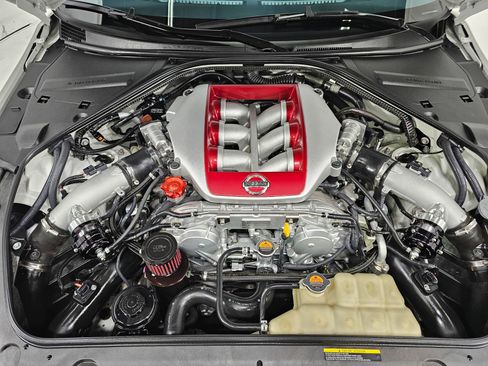 Used 2015 Nissan GT-R Premium image 2