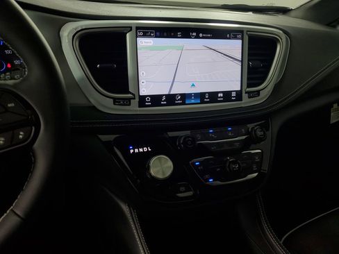 New 2026 Chrysler Pacifica Limited image 18