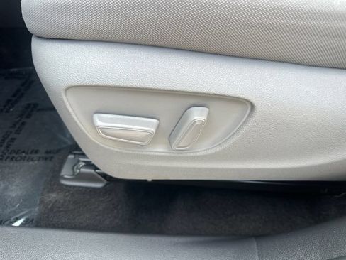 Used 2024 Toyota Highlander LE AWD/4WD image 29