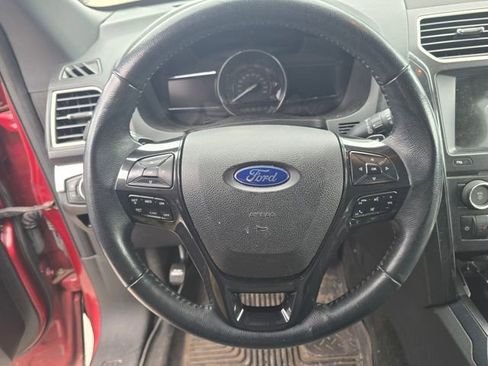 Used 2017 Ford Explorer XLT w/ Equipment Group 202A AWD/4WD image 10