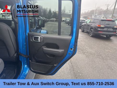 Used 2024 Jeep Wrangler Unlimited w/ Convenience Group AWD/4WD image 21