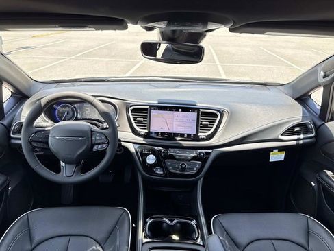 New 2027 Chrysler Pacifica Limited FWD image 18
