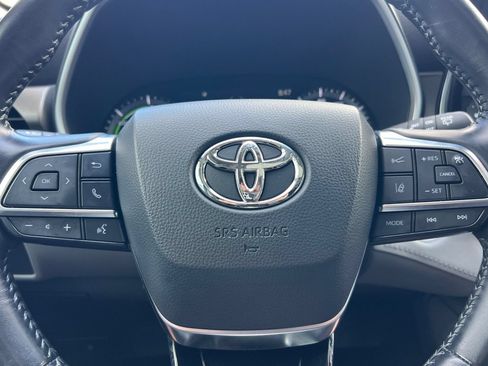 Used 2021 Toyota Highlander XLE AWD/4WD image 25