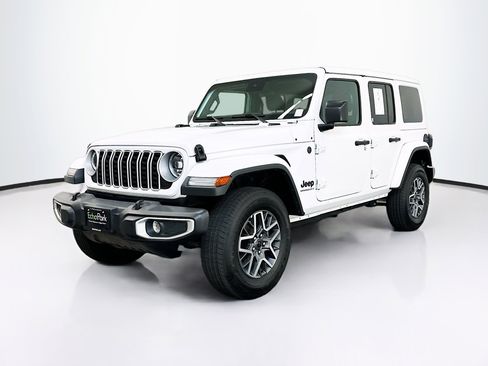 Used 2025 Jeep Wrangler Unlimited Sahara AWD/4WD image 3