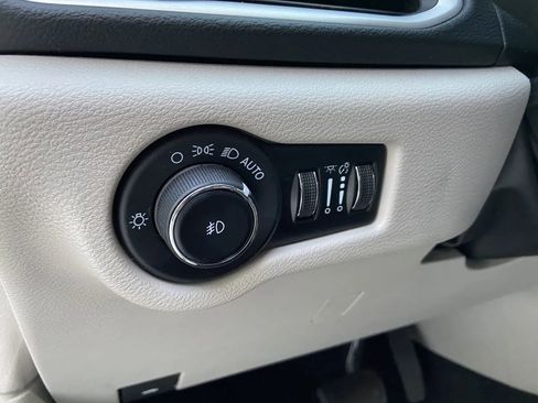 Used 2023 Chrysler Pacifica Touring-L FWD image 11
