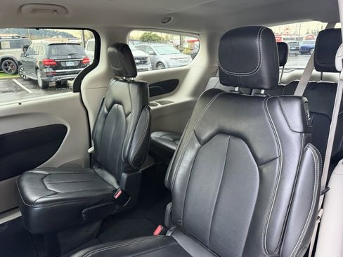 Used 2024 Chrysler Pacifica Touring-L image 29