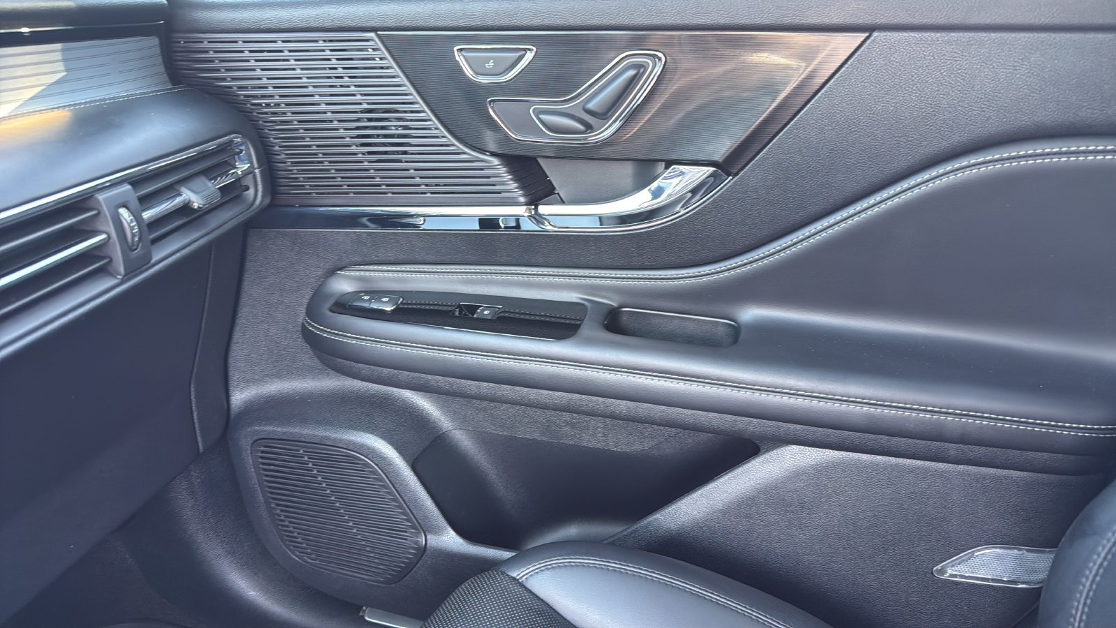 Used 2022 Lincoln Corsair FWD w/ Premium Package image 23