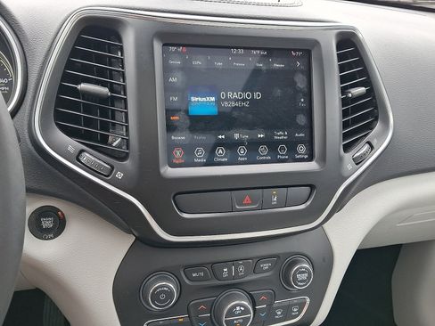 Used 2022 Jeep Cherokee Latitude Lux w/ Sun & Sound Group AWD/4WD image 17