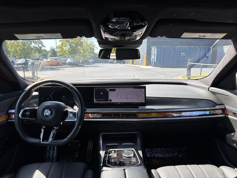 Used 2023 BMW 760i xDrive AWD/4WD image 92