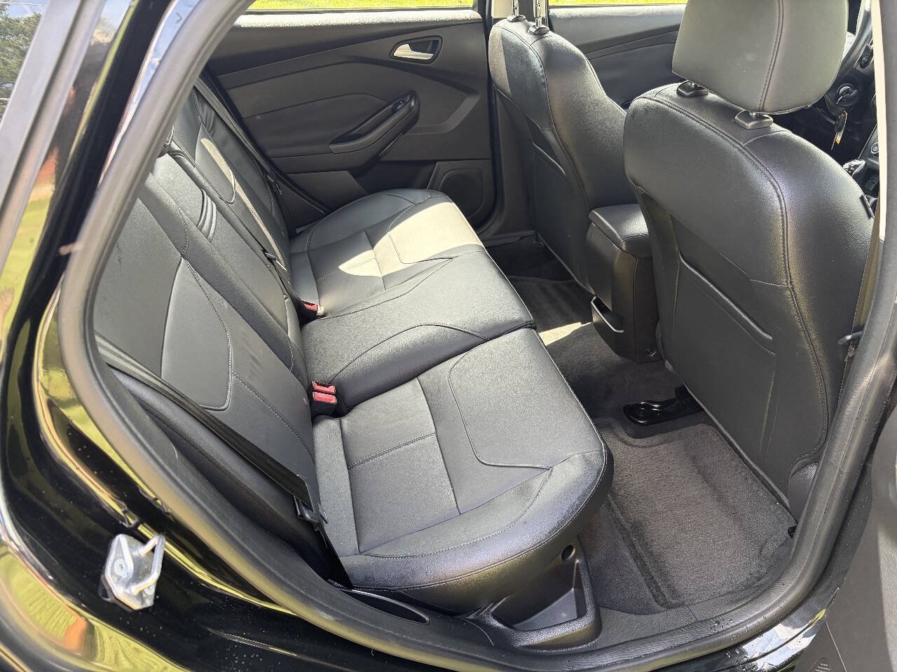 Used 2015 Ford Focus SE w/ Equipment Group 201A FWD image 14