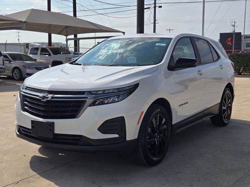 Certified 2024 Chevrolet Equinox LS w/ LS Convenience Package FWD image 3